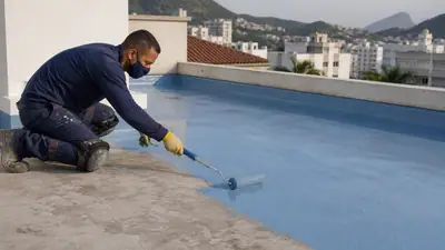 Técnico aplicando membrana impermeabilizante em laje residencial